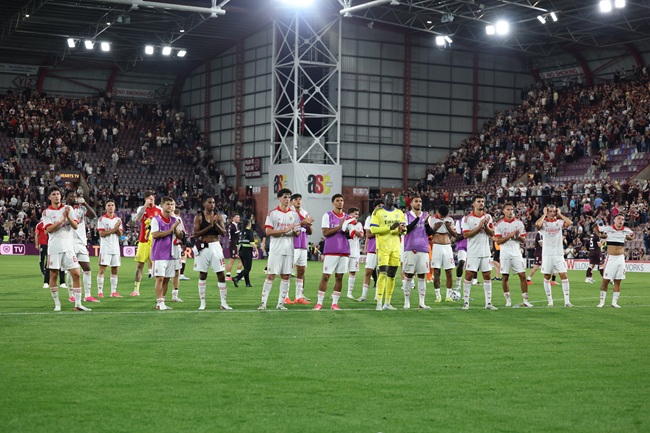 Benfica players applaud the travelling support in Edinburgh after their 1-1 draw against Hearts. (Photo: WM Sport Media/Getty Images)