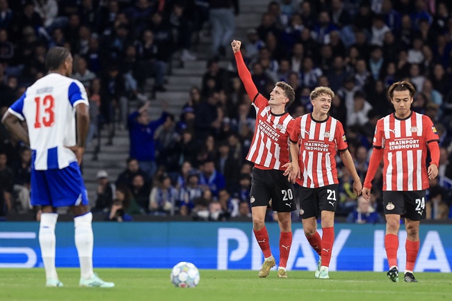 Guus Til scored PSV Eindhoven's winning goal in Porto (Jose Coelho/Lusa)