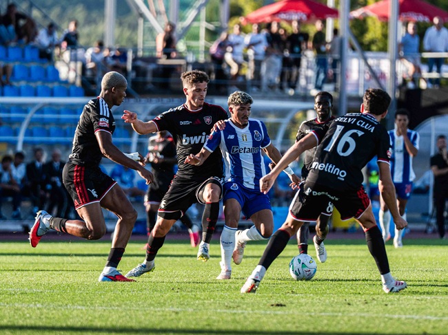 Casa Pia 1-4 Porto - Dragons overcome deficit to make it six straight wins