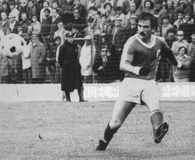 João Alves wearing his distinctive black gloves in action for Benfica