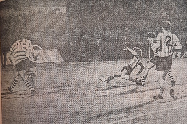 Prolific Argentinian striker Héctor Yazalde scores the opening goal against Sunderland at Alvalade