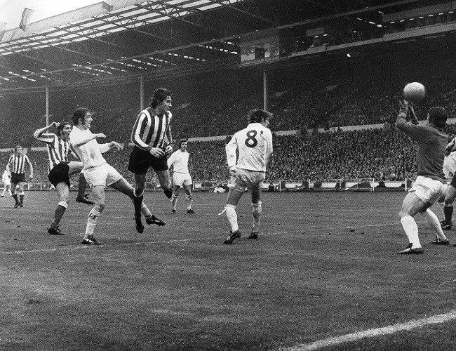 Sunderland’s Ian Porterfield scores the winning goal to shock Leeds United in the 1973 FA Cup final. (Photo: Douglas Miller/Keystone/Getty Images)