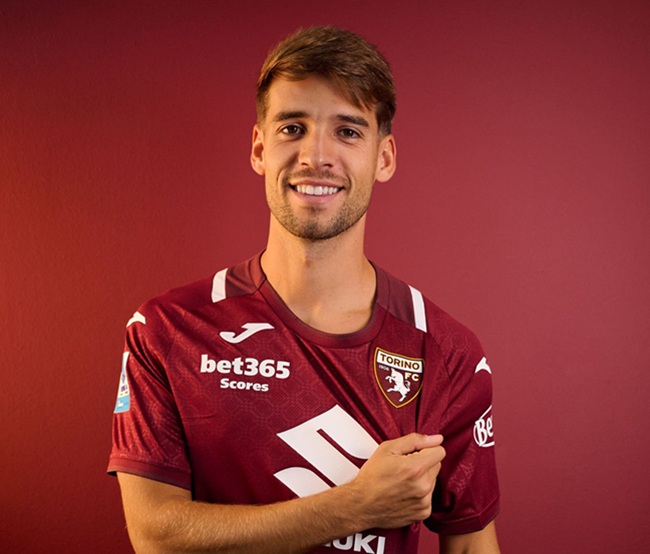 Portuguese abroad deadline round-up: Pote, Bragança head to Italy; Hamburg clinch Fábio Vieira deal; Dário Essugo makes Strasbourg switch; Sevilla sign Correia; André Almeida leaves Valencia for Racing; AEK secure João Mário in Greece 