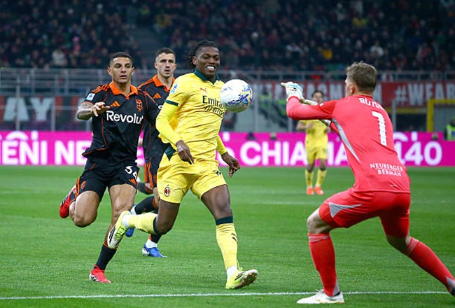 Rafael Leão earns Milan draw with magical lob [video]