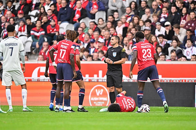 Lille threaten legal action as Tiago Santos suffers ACL injury after unpunished challenge [video]