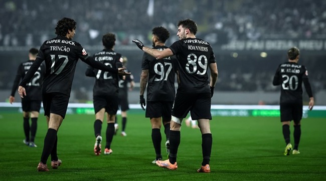 Sporting keep up the chase with 4-1 thrashing of Vitória in Guimarães